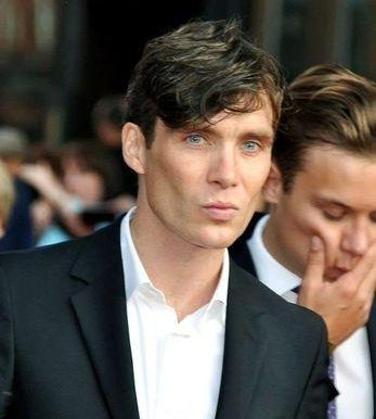 浴血黑帮出装攻略男(成为黑帮中的时尚焦点,教你如何出装)